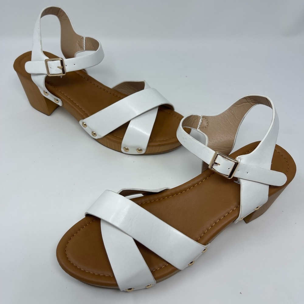 TOP MODA: White Sandals, Block Heel. Size 8.5. NEW